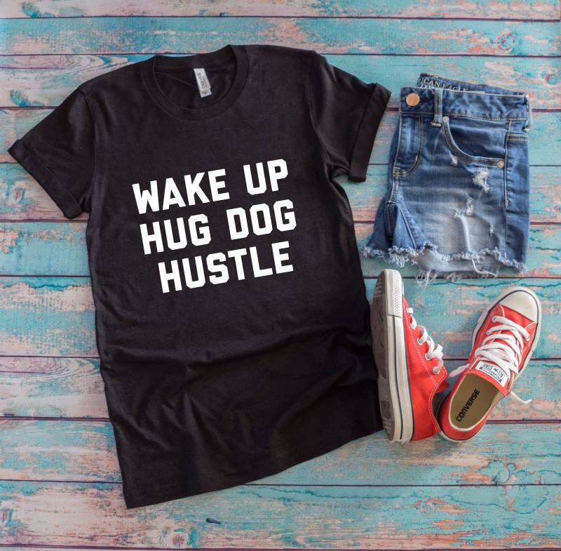 Aufwachen Hug Hund Hektik Shirt | Hunde-Mama-Shirt Für Hundeliebhaber Kurzarm-Unisex T-Shirt von FlopTheWorld