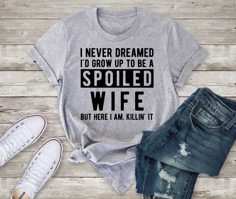 Ich Nie Davon Geträumt, Ich Würde Wachsen Bis Ein Verwöhntes Frau Sein, Aber Hier Bin Es Killin | Frau-Shirt Oder Mutter Geschenk Kurzarm-Unisex von FlopTheWorld