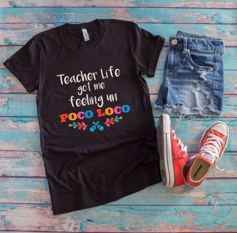 Lehrer Leben Hat Mich Feelin Un Poco Loco | Kurzarm-Unisex T-Shirt von FlopTheWorld