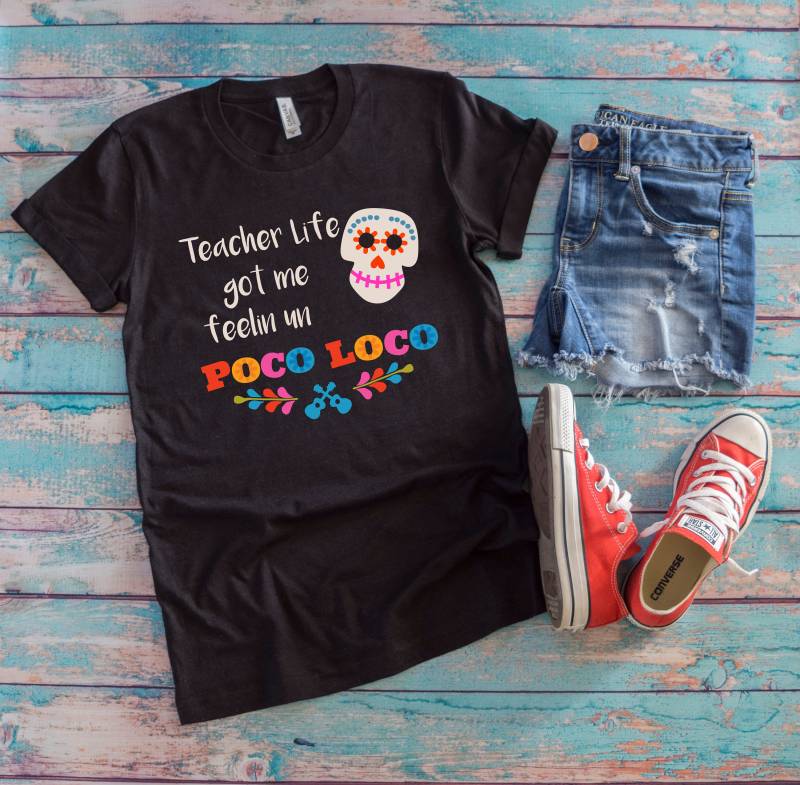 Lehrer Leben Hat Mich Feelin Un Poco Loco Shirt | Lehrer-Geschenk Kurzarm-Unisex T-Shirt von FlopTheWorld