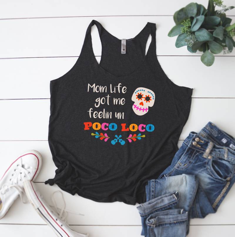 Mama Leben Bekam Mich Feelin Un Poco Lok Tank | Top Coco Shirt Racerback Für Damen von FlopTheWorld