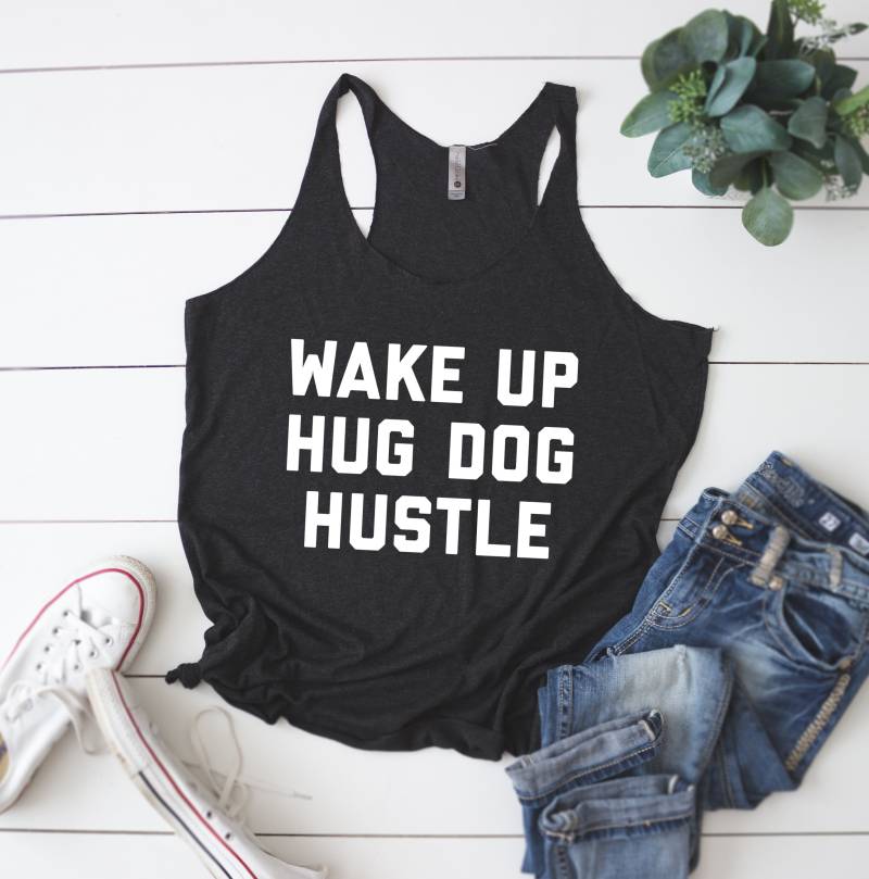 Wake Up Hug Hund Hustle Tank | Liebe Shirt Für Mama Lustige Racerback Damen von FlopTheWorld