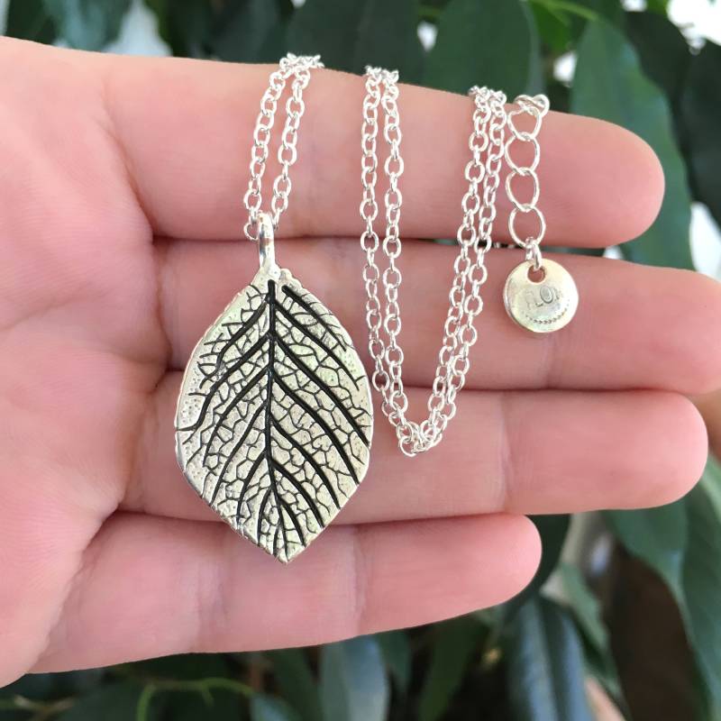 Blattkette Versilberte Halskette Mit Silberfarbenem Blattanhänger von FlorAccessoires