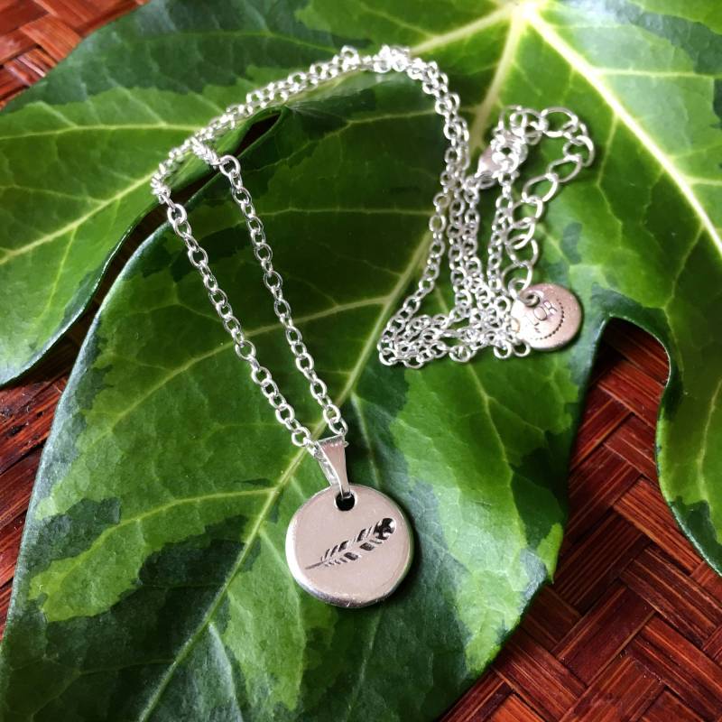 Federkette Versilberte Halskette Mit Federanhänger | Kann Initialen Auf Der Rückseite Personalisiert Werden von FlorAccessoires