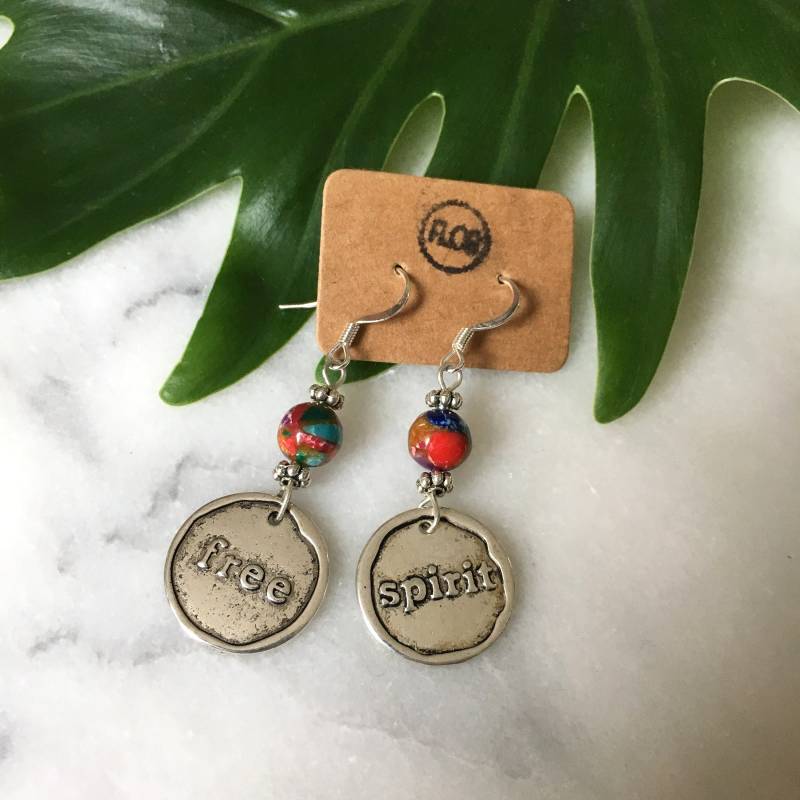 Free Spirit Ohrringe Ohrringe Mit Bunten Perlen Und Münzen Text von FlorAccessoires