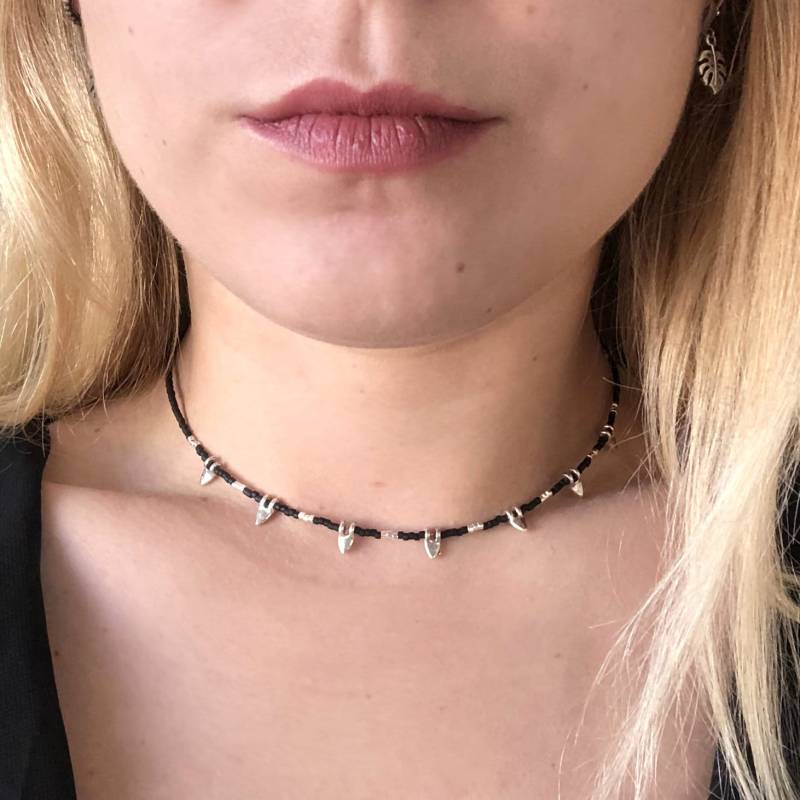 Halskette Mit Kleinen Dreiecken | Erhältlich in 36 Farben Perlen Und Dreiecksanhängern von FlorAccessoires