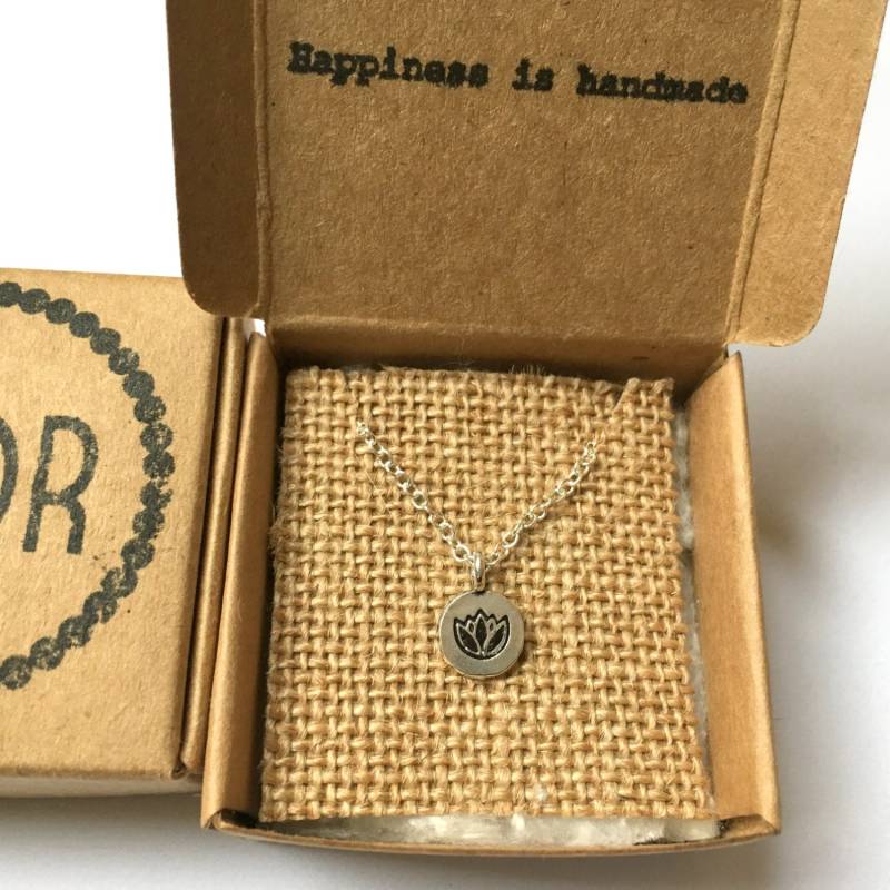 Kleine Lotusblumenkette Versilberte Halskette Mit Mini-Lotusblumenanhänger | Kann Initialen Auf Der Rückseite Personalisiert Werden von FlorAccessoires