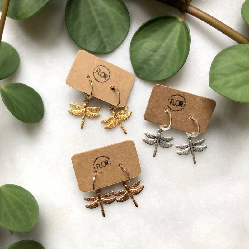 Libellen-Creolen Kleine Ohrringe Mit Libellen-Anhängern von FlorAccessoires