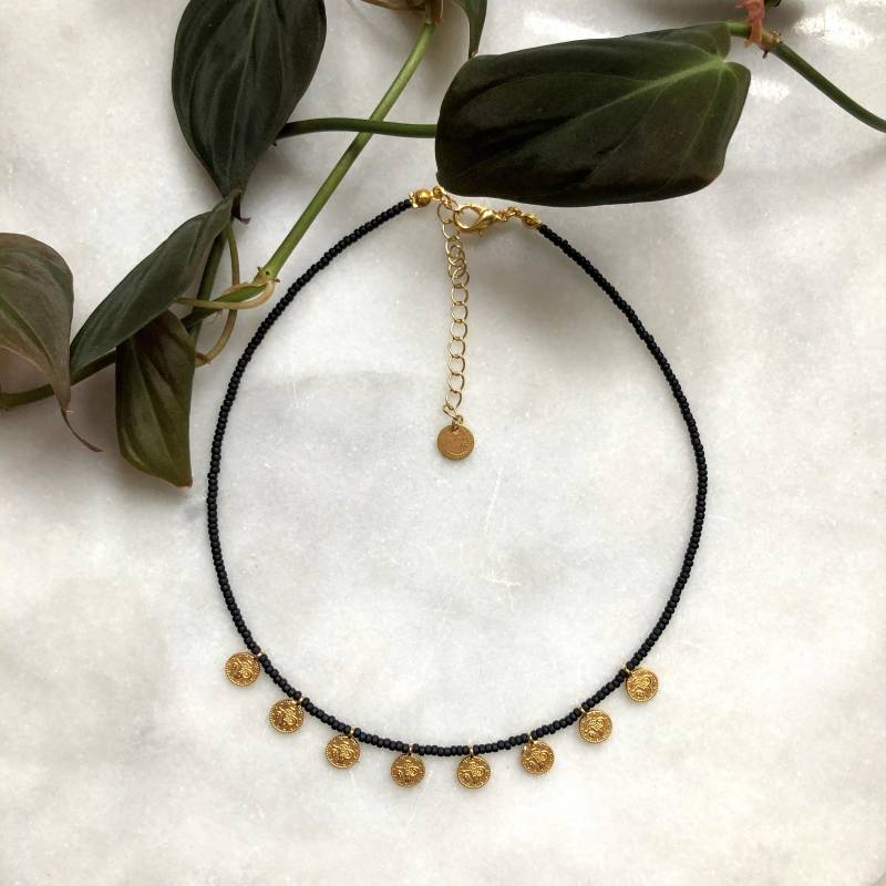 Winzige Münzhalskette Halskette Mit Mattschwarzen Kleinen Perlen Und Mini-Münzanhängern von FlorAccessoires