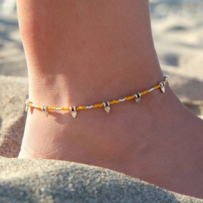 Winziges Dreiecks-Fußkettchen | Erhältlich in 36 Farben Dünnes Perlen-Fußkettchen Mit Kleinen Dreiecksanhängern von FlorAccessoires