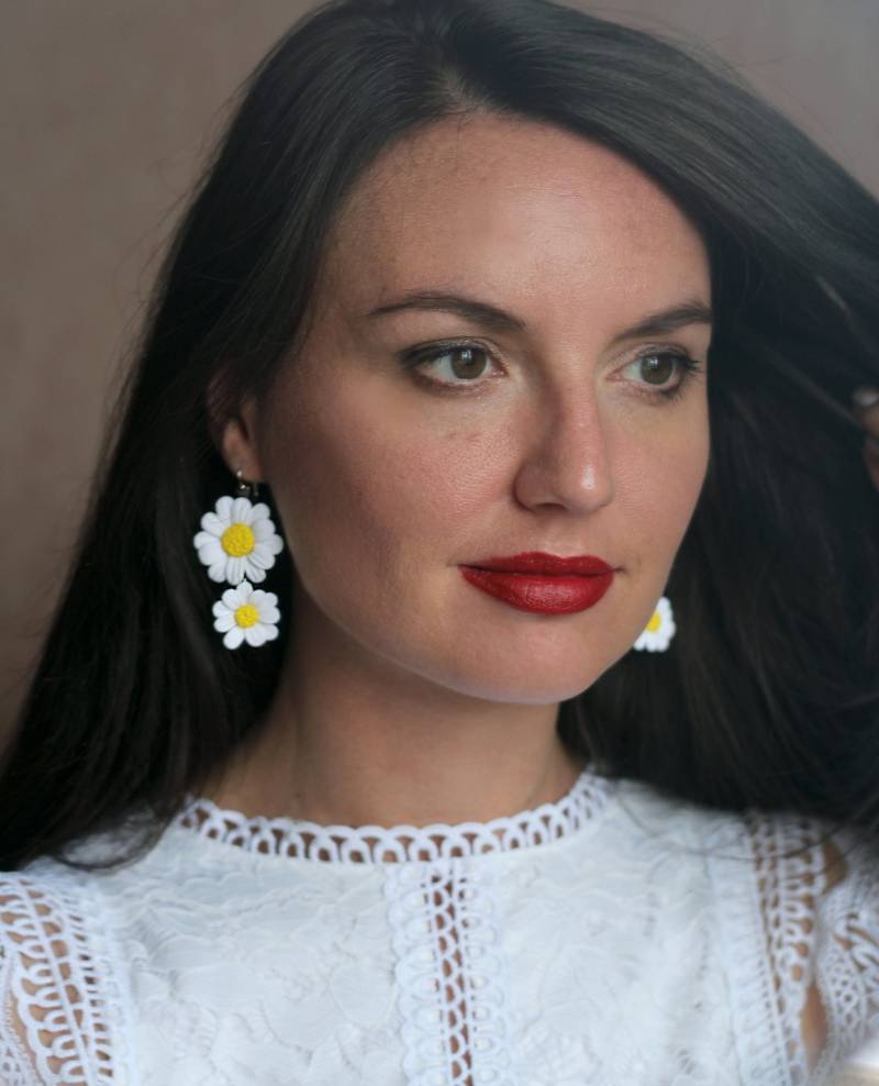 Handgemachte Daisy Ohrringe Weiß Polymer Clay Blumen Schmuck von FlorAnnaDesign