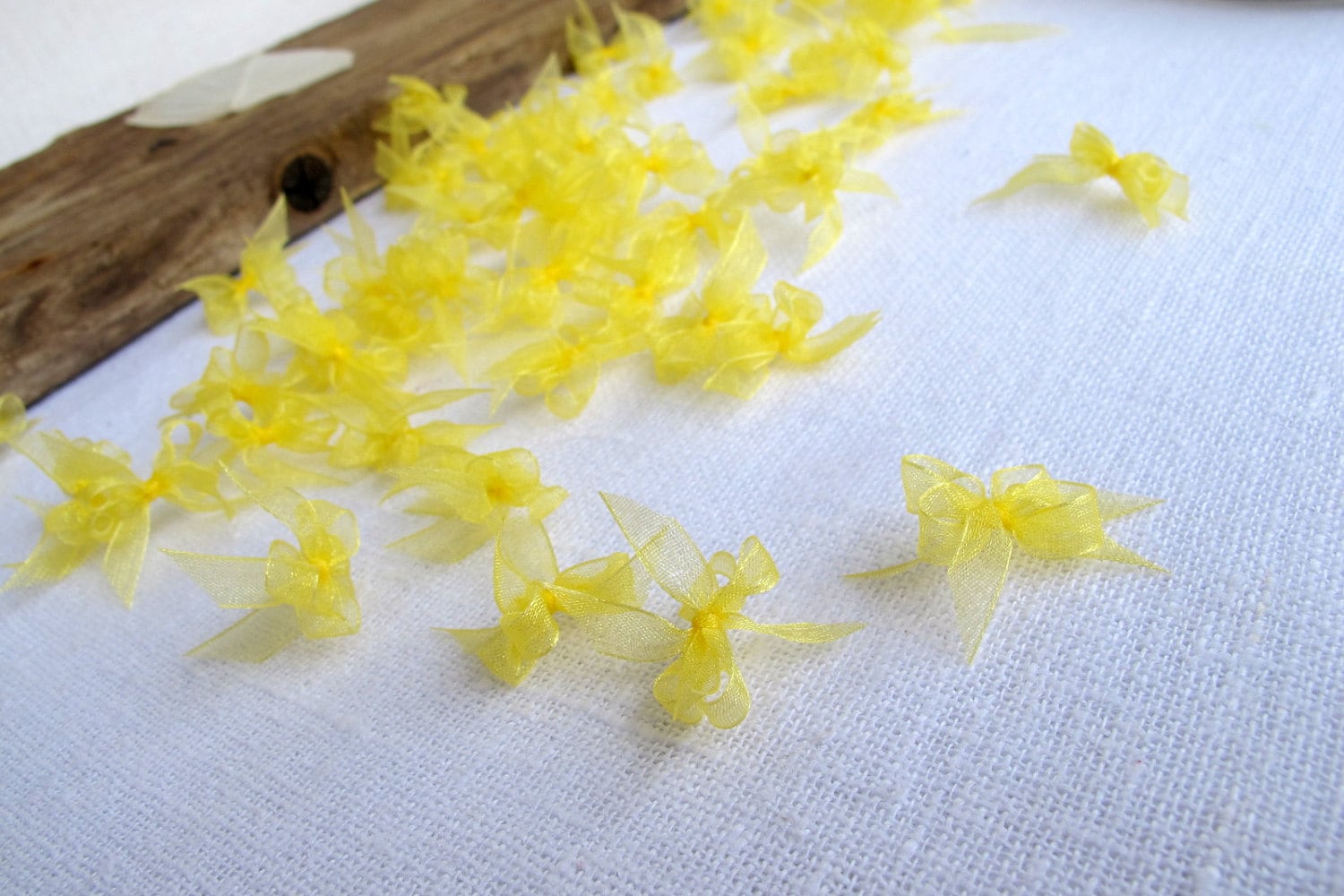 Kleine Schleife Aus Organzaband - Applikation, Kleine Verzierung, Verzierung Kleine Schleife Aus Organzaband - Applikation, Kleine Verzierung, Verzierung von FlorArtSilva