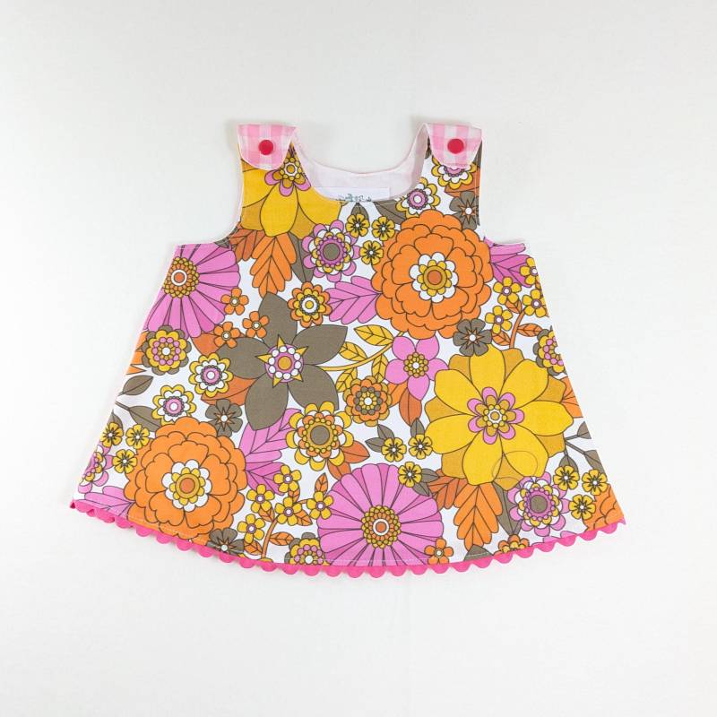 3 M Retro Blumen Karo-Baby-Dusche-Geschenk Schürze, Helles Einzigartiges Handgemachtes Baby Mädchen Kleid, 3-6 Monate von FloraAndFaunaKids