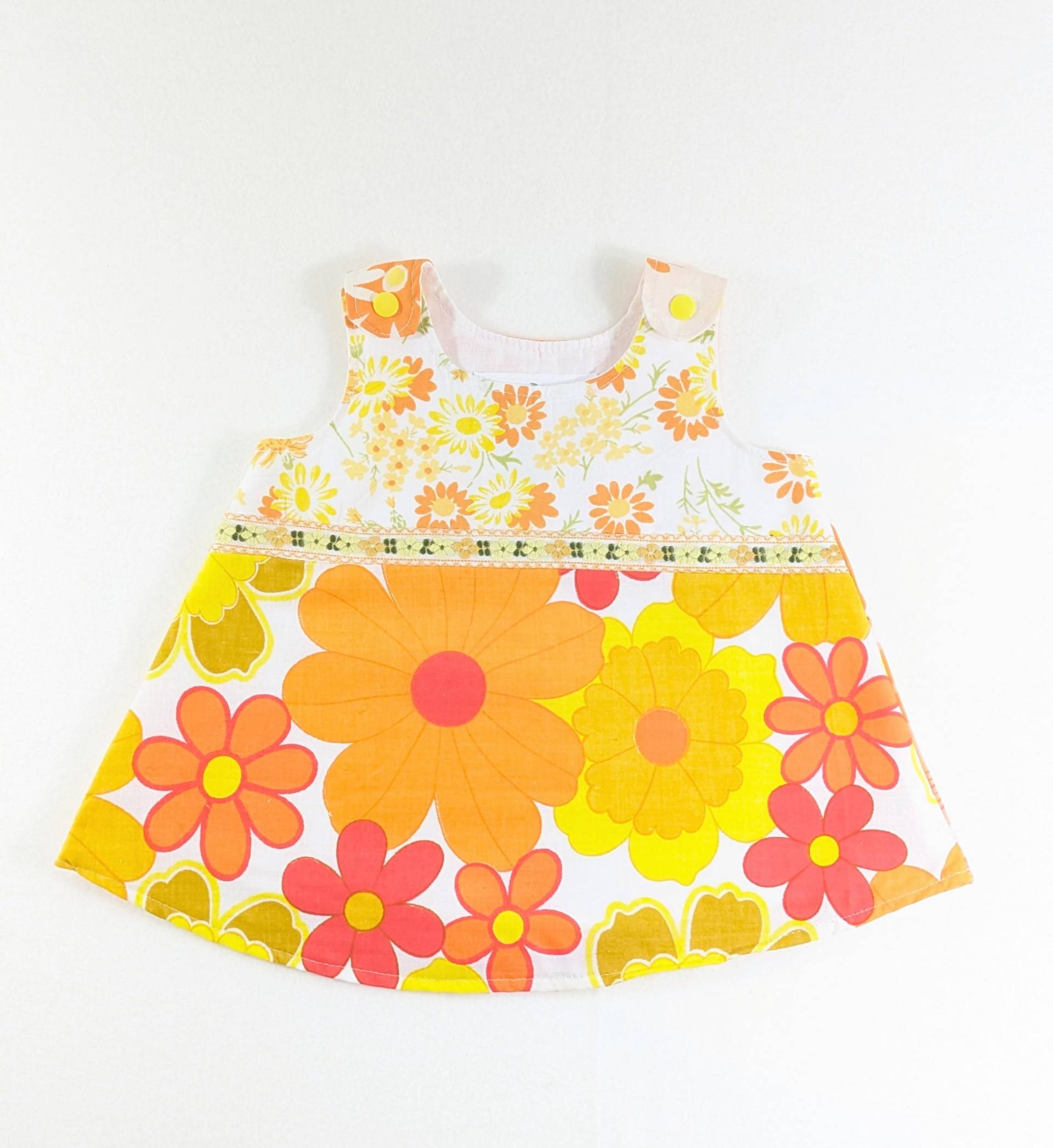 3 Mt Blumen Patchwork Kleid, Helles Retro Einzigartiges Handgemachtes Baby Mädchen Latzkleid, 3-6 Monate von FloraAndFaunaKids