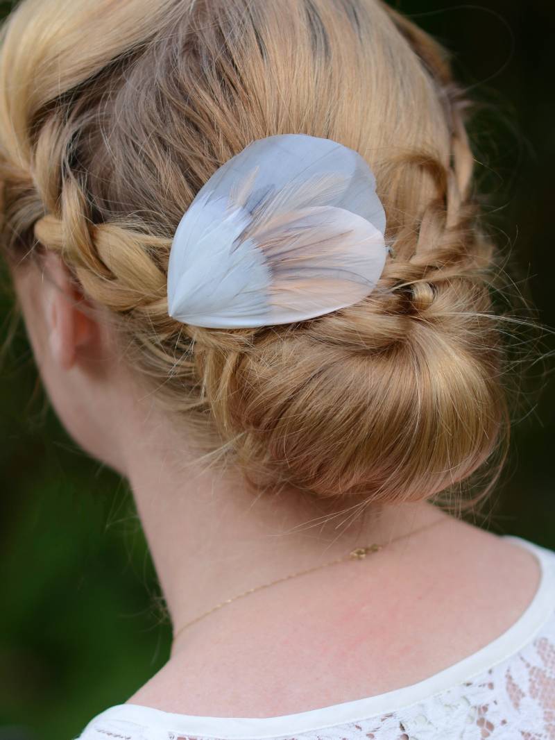 Feder-Haarspange in Grau Und Blush Pink | Feder Fascinator Kopfschmuck Braut Haarspange Brautjungfern von FloraAndTheFox