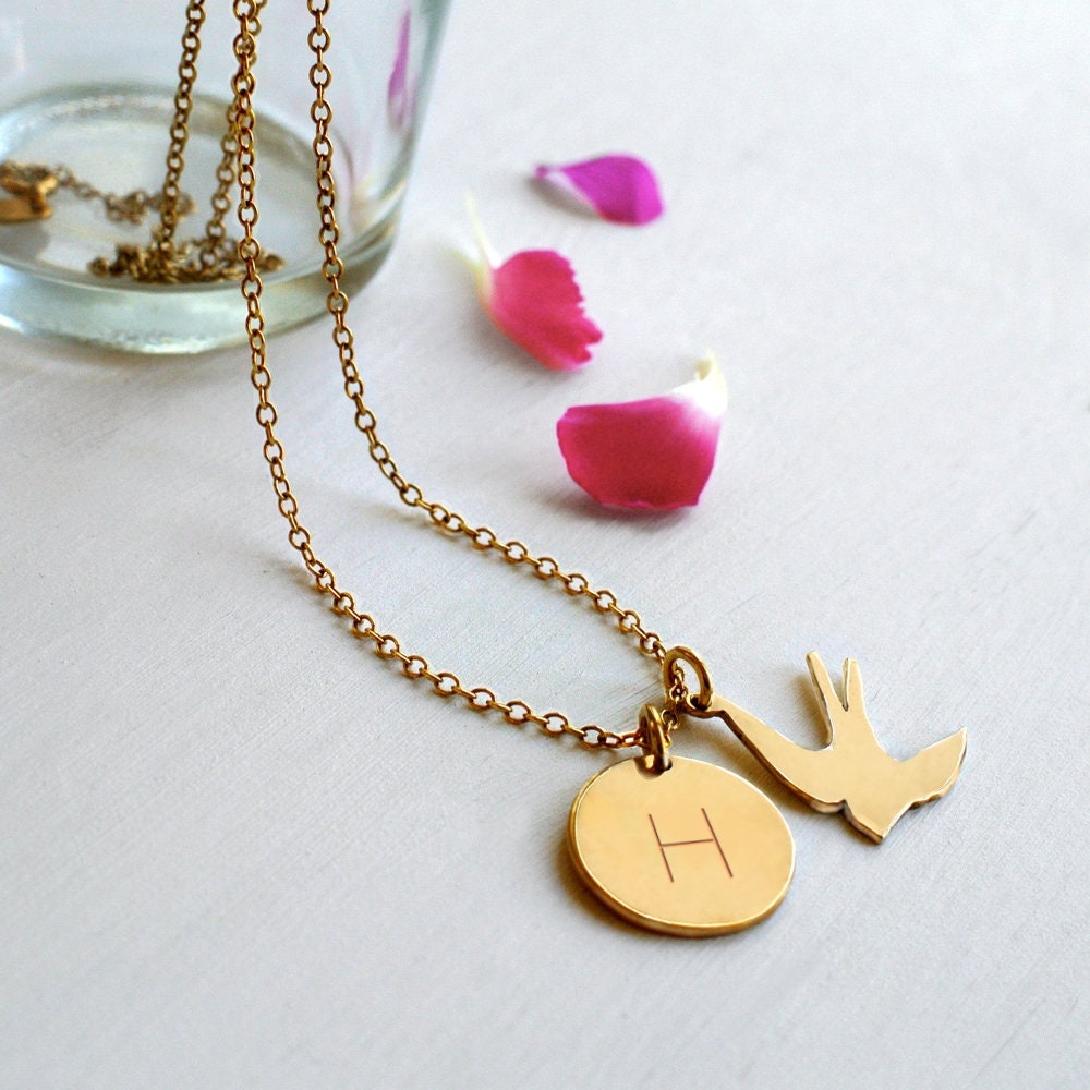 Gold Initial Plättchen & Schwalbe Halskette Personalisierte Sterling Silber Gold Initial Plättchen & Schwalbe Halskette Personalisierte Sterling Silber von FloraDoraJewellery