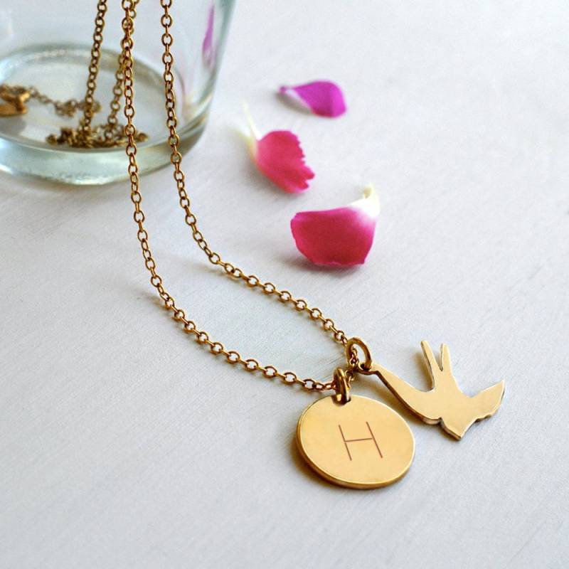 Gold Initial Plättchen & Schwalbe Halskette Personalisierte Sterling Silber Gold Initial Plättchen & Schwalbe Halskette Personalisierte Sterling Silber von FloraDoraJewellery