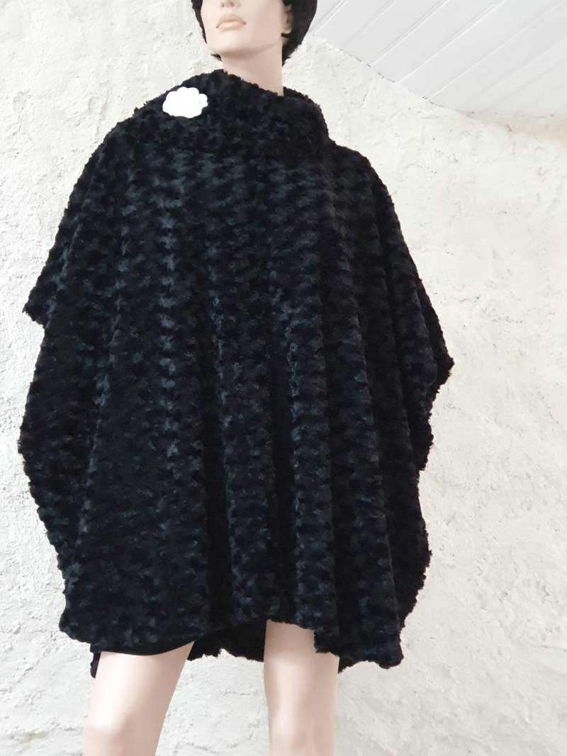 Poncho Oder Umhang Aus Astrachan-Schafimitat Mit Kragen Echtem Fuchspelz Und Astrachan-Imitat Poncho Oder Umhang Aus Astrachan-Schafimitat Mit Kragen Echtem Fuchspelz Und Astrachan-Imitat von FloraFCreations