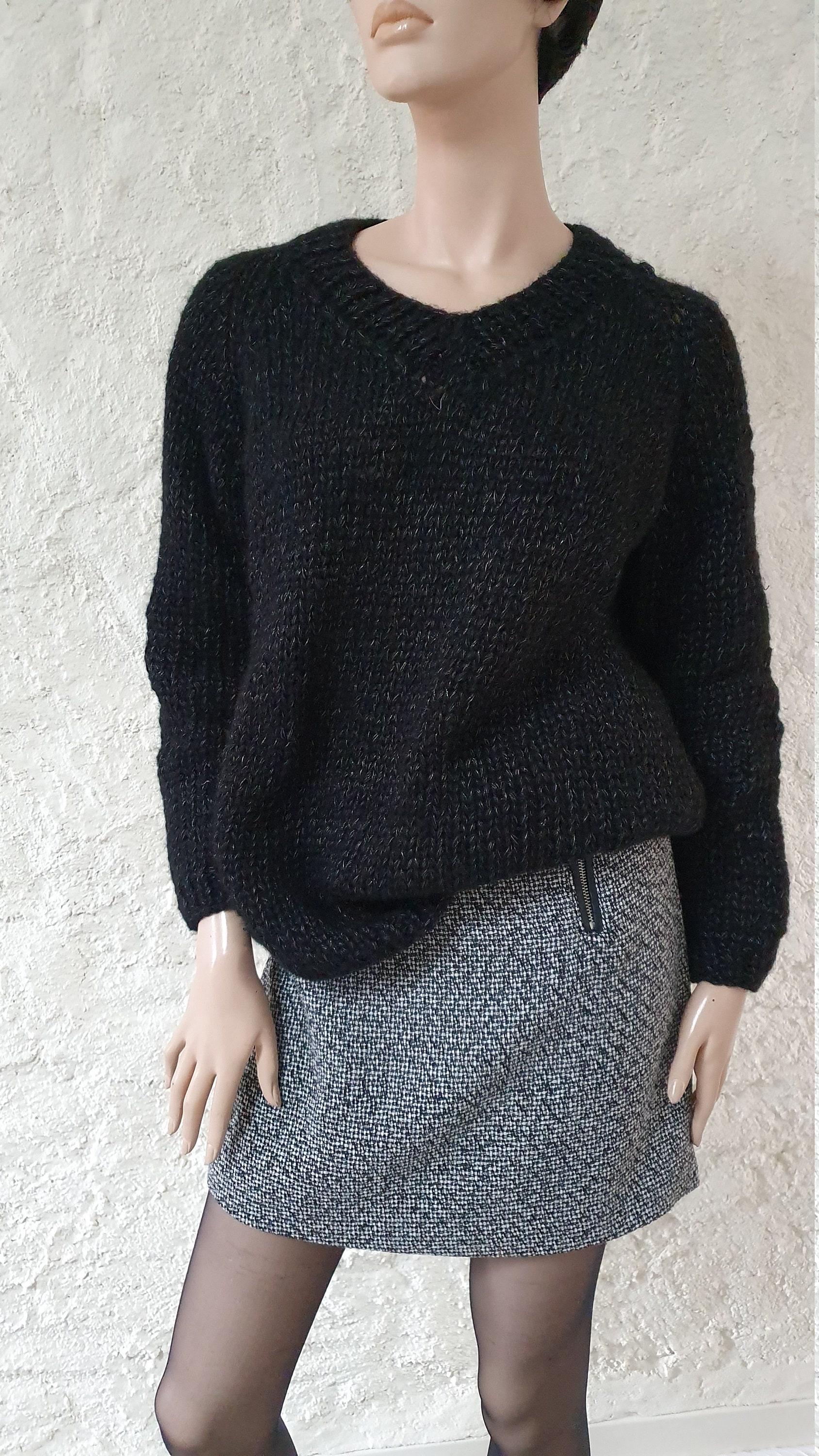 Schwarzer, Gerader V-Ausschnitt-Pullover Und Sein Floraf-Schal - Seine Hübsche Handarbeit Der Glanz Seines Garns Verleihen Ihm Seinen Ganzen Schwarzer, Gerader V-Ausschnitt-Pullover Und Sein Floraf-Schal - Seine Hübsche Handarbeit Der Glanz Seines Garns Verleihen Ihm Seinen Ganzen von FloraFCreations