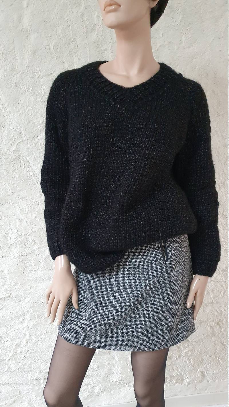 Schwarzer, Gerader V-Ausschnitt-Pullover Und Sein Floraf-Schal - Seine Hübsche Handarbeit Der Glanz Seines Garns Verleihen Ihm Seinen Ganzen von FloraFCreations