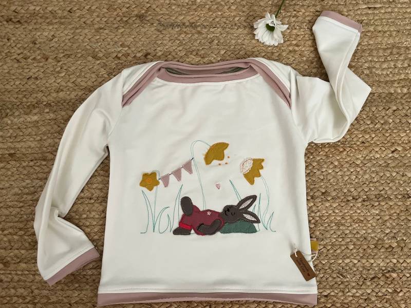 Handgemachtes Kinder-Shirt | Größe 86 Von Flora Fingerhut - Hase Auf Blumenwiese Applikation von FloraFingerhut