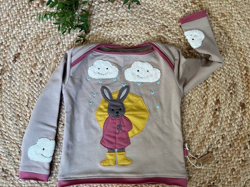 Handgemachtes Kinder-Shirt | Größe 86 Von Flora Fingerhut - Hase Mit Schirm Und Wolken-Applikation von FloraFingerhut