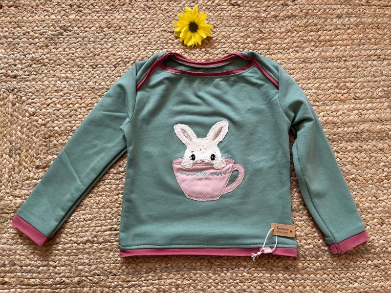 Handgemachtes Kinder-Shirt | Größe 86 Von Flora Fingerhut - Hase in Der Tasse Applikation von FloraFingerhut