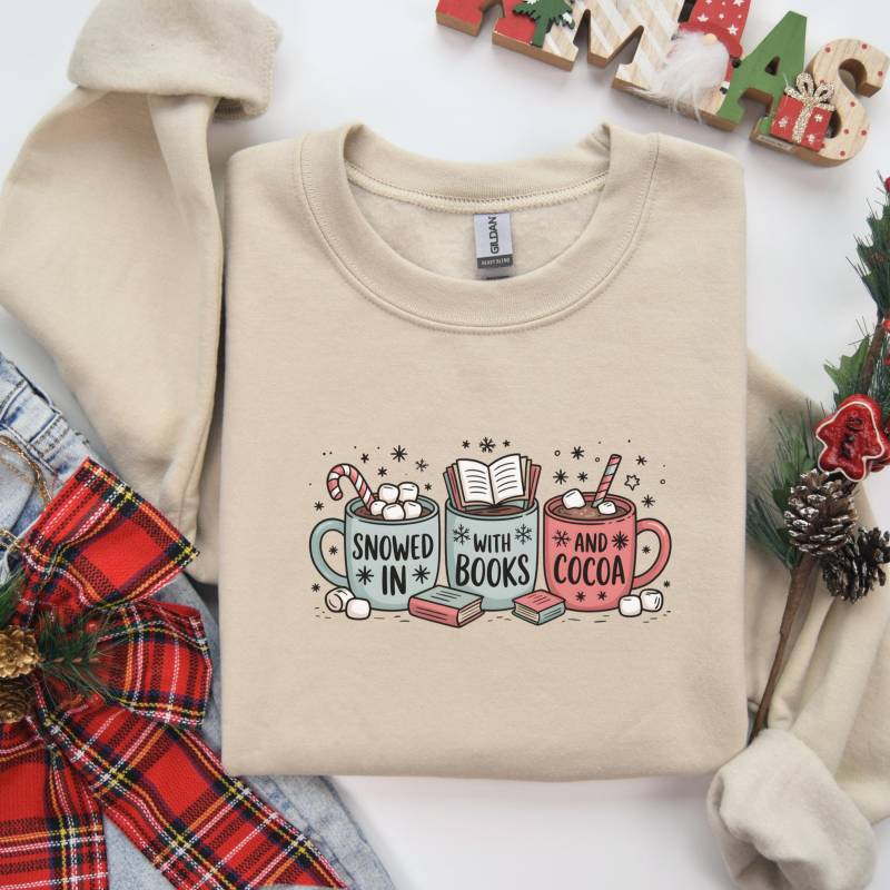Bücher Und Kakao Sweatshirt Winter, Gemütlicher Leser Wichtelgeschenk, Buch-Liebhaber-Weihnachtspullover, Heißer Kakao-Lesepullover Bibliothekar von FloraHappiness