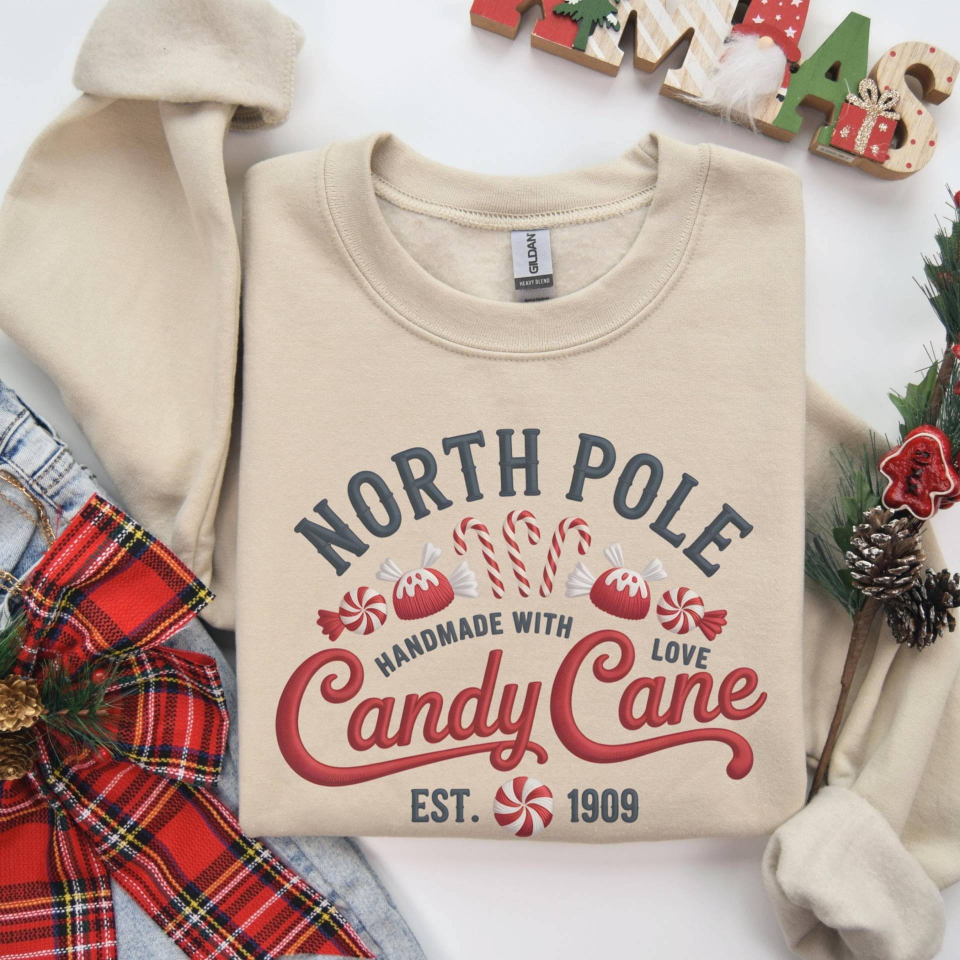 Candy Cane Weihnachtsfabrik Sweatshirt, Nordpol Weihnachtspullover, Retro Urlaub Backpullover, Kuscheliges Geschenk Foodie, Festlicher Weihnachtsmann von FloraHappiness