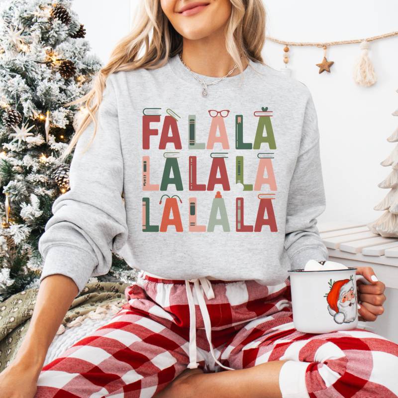 Fa La Buch-Liebhaber-Sweatshirt, Süßes Weihnachtslese-Pullover, Lustiges Bücherwurm-Urlaubsgeschenk, Kuscheliger Winter-Leser-Pullover von FloraHappiness