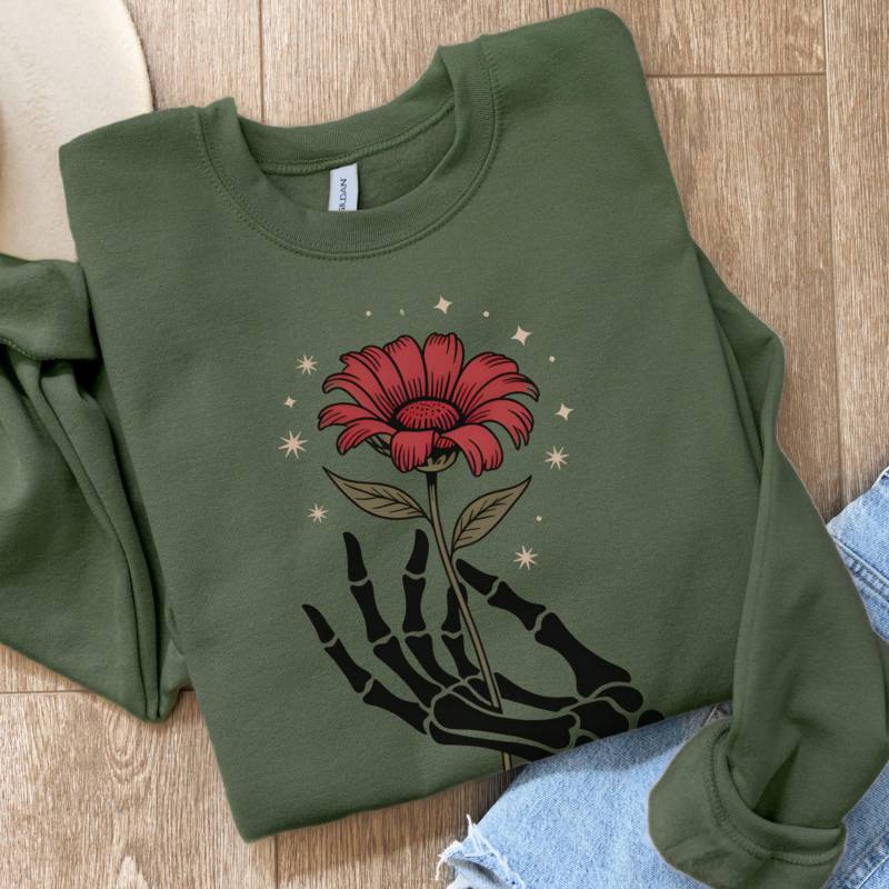 Gotik Skelett Hand Mit Rose Sweatshirt, Dunkler Landhausstil Herbst Pullover Für Dunkle Weibliche Seelen, Halloween Outfit Buchclub von FloraHappiness