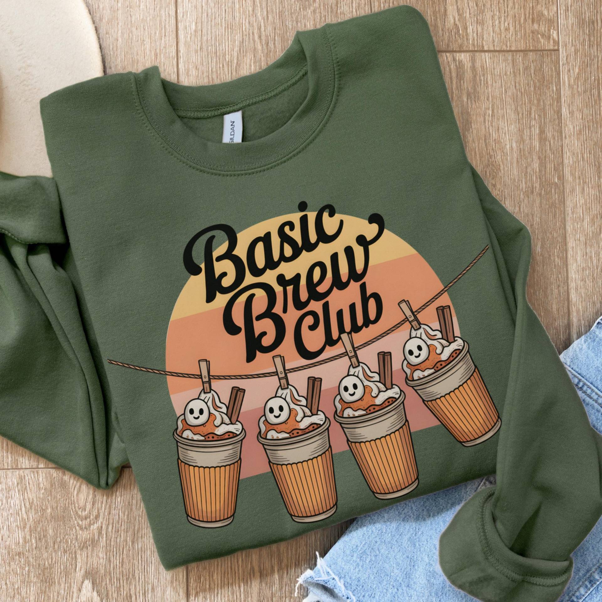 Halloween Brauerei Club Sweatshirt, Pumpkin Spice Latte Rundhalsausschnitt, Hängender Getränke Pullover, Kaffeeliebhaber Outfit, Drink Trend Geschenk Halloween Brauerei Club Sweatshirt, Pumpkin Spice Latte Rundhalsausschnitt, Hängender Getränke Pullover, Kaffeeliebhaber Outfit, Drink Trend Geschenk von FloraHappiness