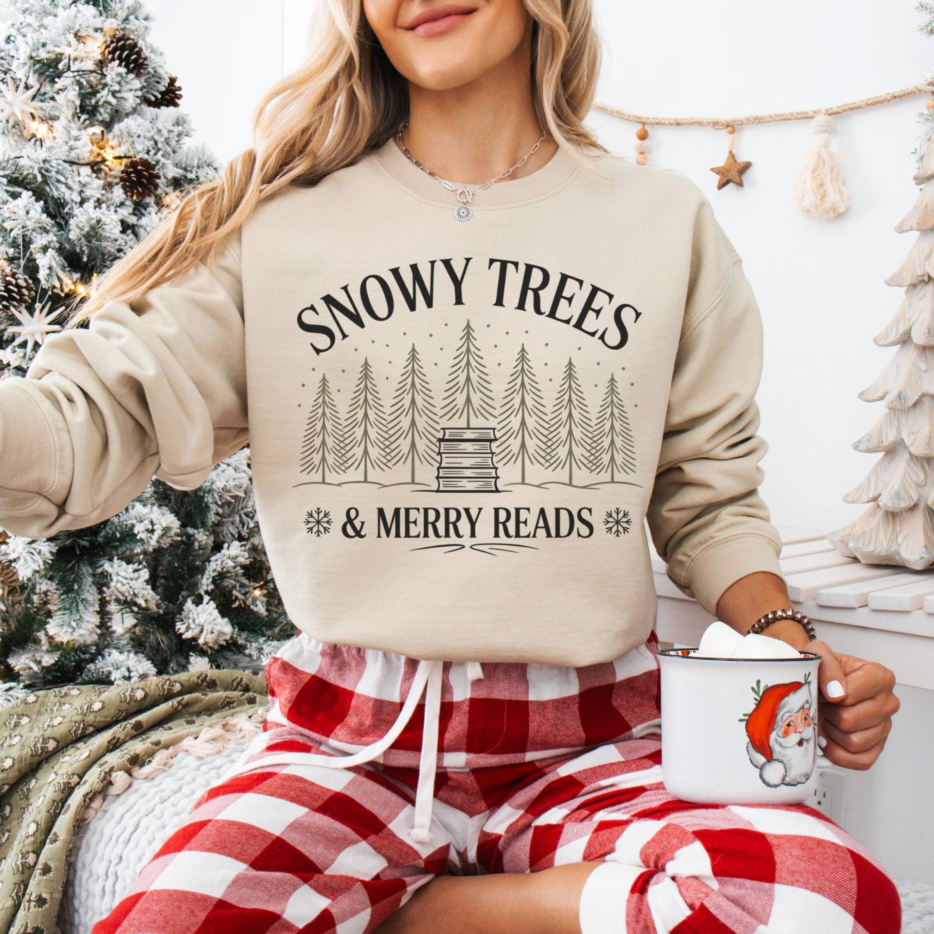 Kuscheliger Winter Buch Liebhaber Pullover, Urlaub Lese Sweatshirt, Bücherwurm Weihnachtsgeschenk, Schnee Weihnachtsbaum Booknerd Weihnachtsgeschenk von FloraHappiness