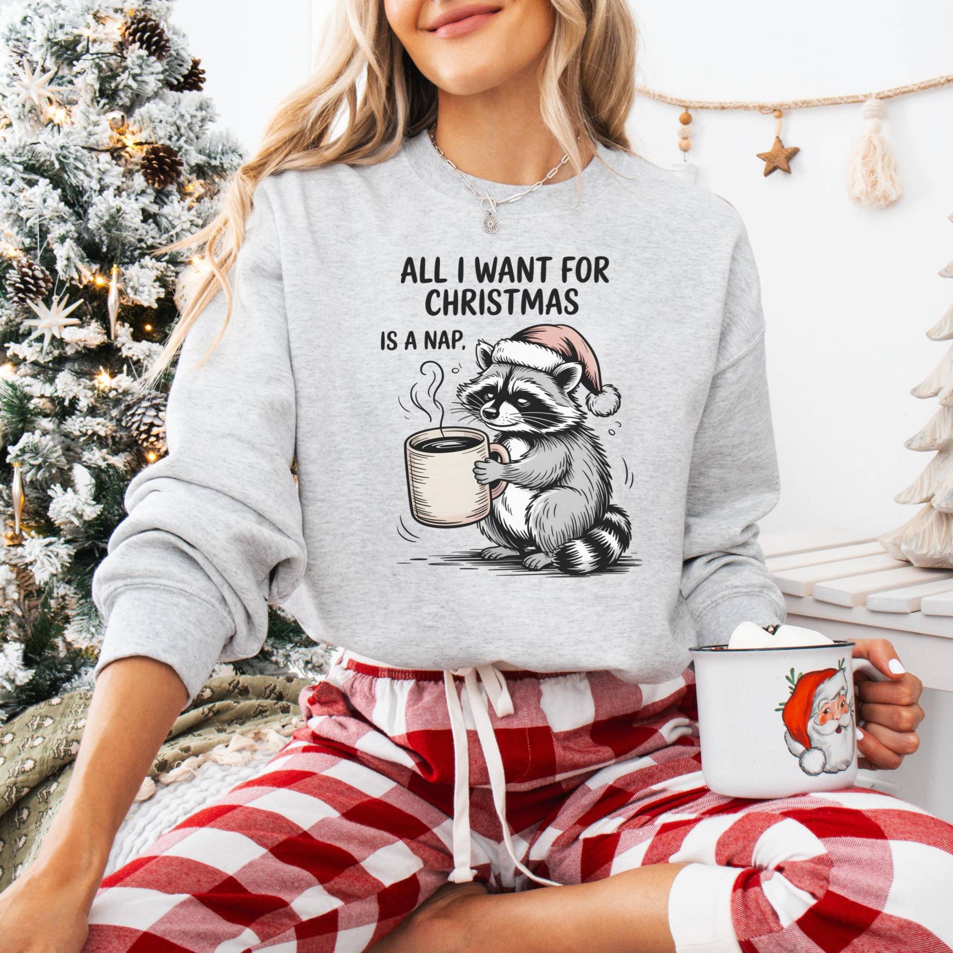 Niedliches Waschbären Weihnachten Sweatshirt, Lustiger Urlaub Pullover Für Faule Person, Gemütliches Winter Kaffee Liebhaber Shirt, Schläfriges von FloraHappiness
