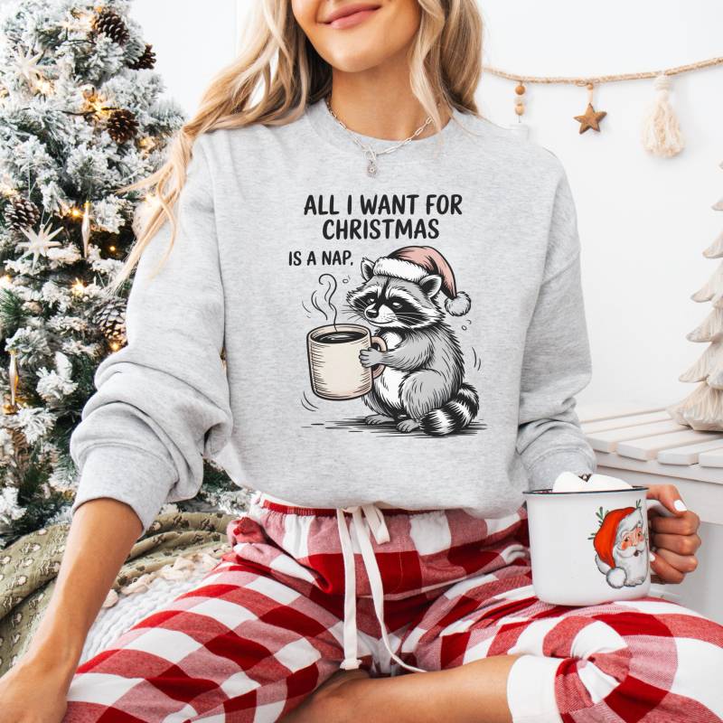 Niedliches Waschbären Weihnachten Sweatshirt, Lustiger Urlaub Pullover Für Faule Person, Gemütliches Winter Kaffee Liebhaber Shirt, Schläfriges von FloraHappiness