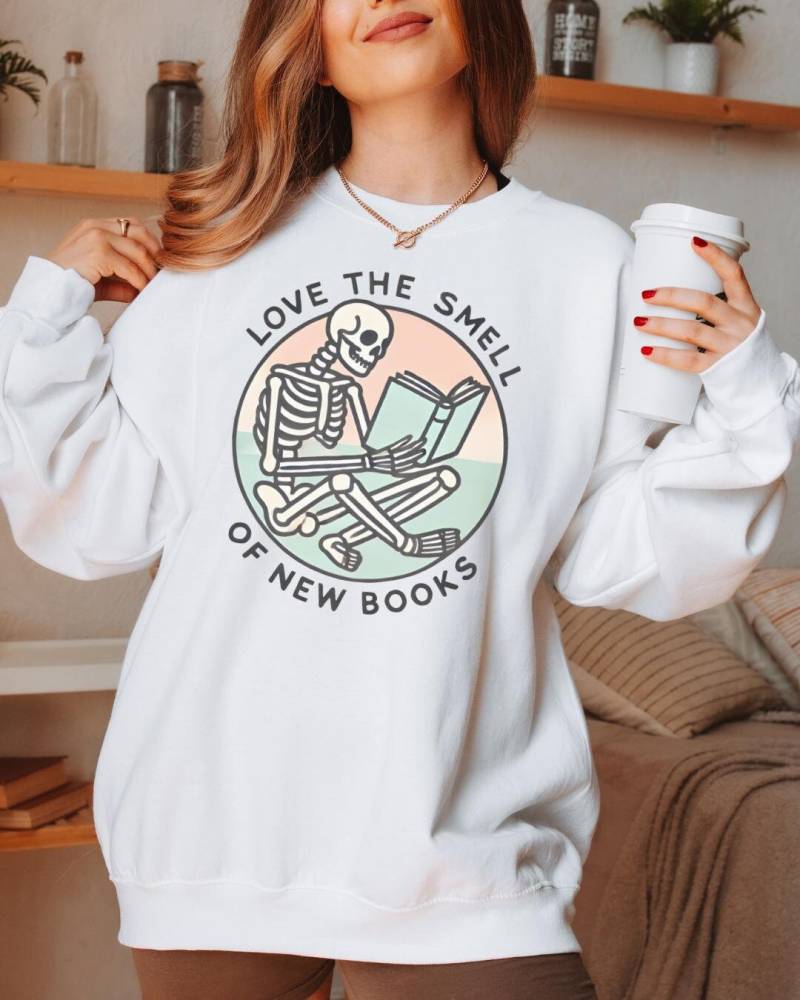 Skelett Lesend Neue Bücher Sweatshirt, Gemütlicher Herbst Pullover Frauen, Süsser Halloween Pulli, Lustiger Buchliebhaber Gruseliger Duft von FloraHappiness