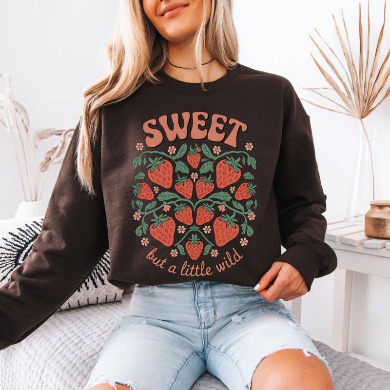 Süsses Wildes Erdbeerenfeld Sweatshirt, Landhausstil Sommer Erdbeeren Pflücken, Boho Garten Geschenk Freches Mädchen, Beeren Liebhaber Pulli von FloraHappiness