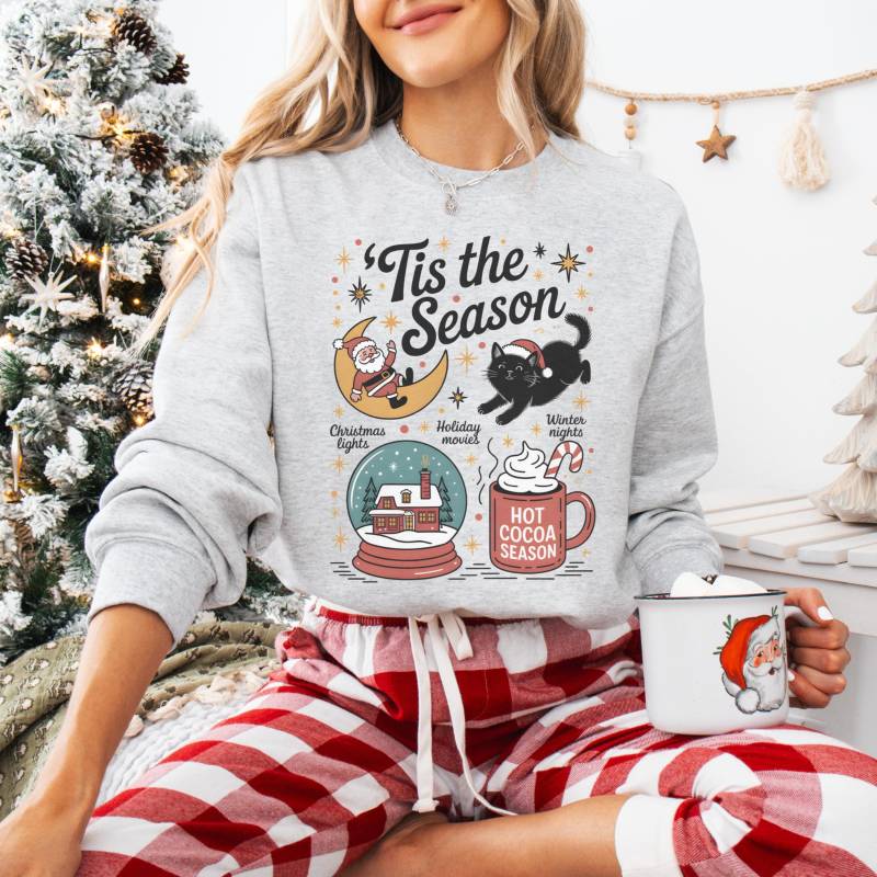 Tis The Season Weihnachten Sweatshirt, Süßer Retro Urlaub Collage Pullover, Katzen Liebhaber Winter Gemütliche Heiße Kakao Saison, Geschenk Mutter von FloraHappiness
