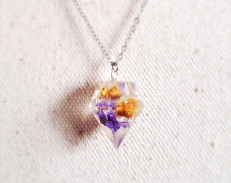 Diamant-Harz-Halskette Echte Getrocknete Blumen, Violett & Gelb von FloraStudio2014