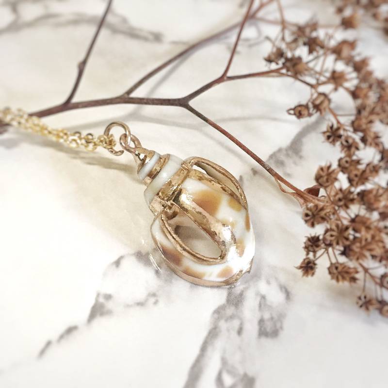 Natürliche Conch Shell Halskette Essbarer Babylonia Lutosa Anhänger Mit Goldeinzug von FloraStudio2014