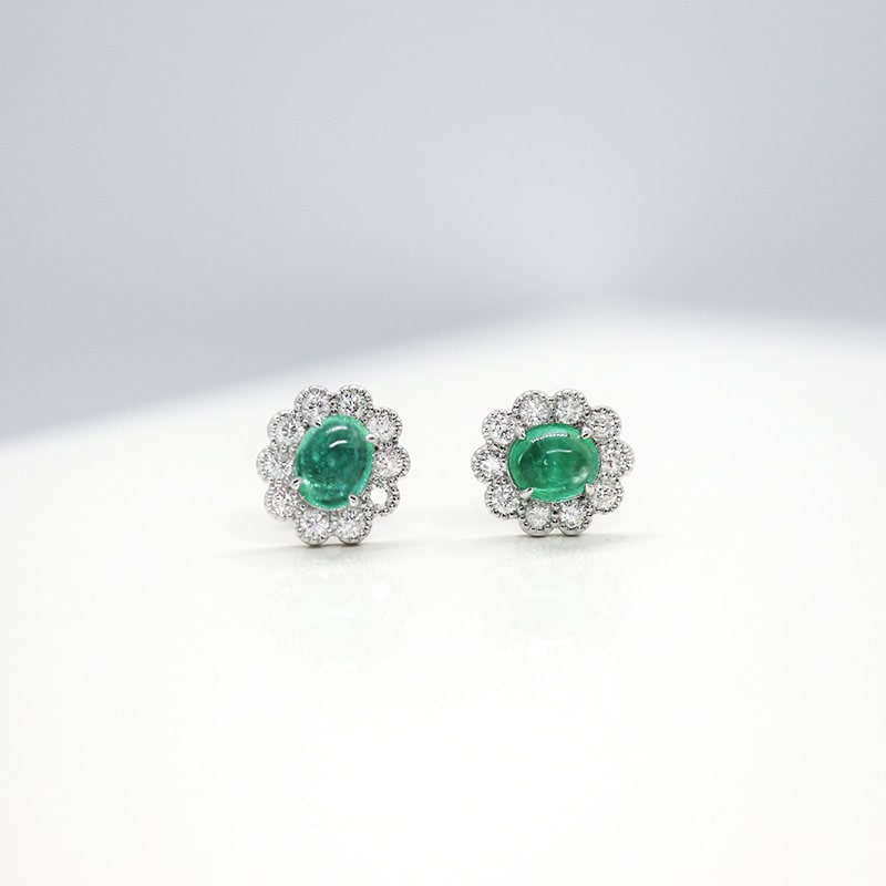 Designer Schmuck 18K Gold Smaragd Ohrringe Diamanten Cabochon Klassisch Ohrstecker Weiß von FloraTung