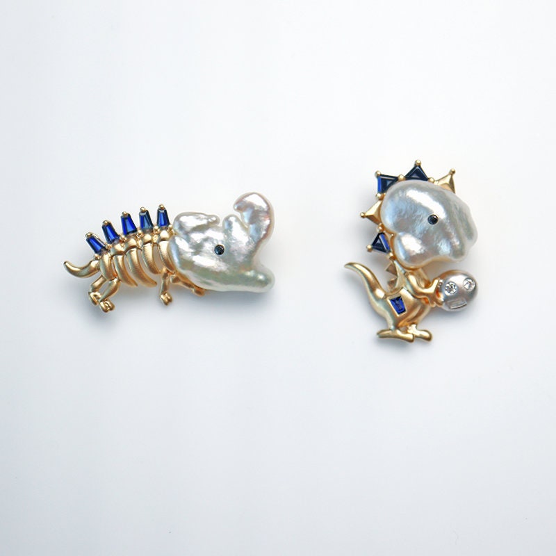 Floratung Designerschmuck 18 Karat Gold Australien Weißer Keshi-Anhänger Niedlicher Kleiner Dinosaurier Mit Saphir-Diamant-Meerwasser-Keshi-Perle von FloraTung