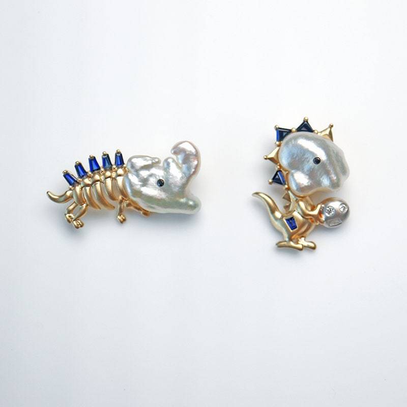 Floratung Designerschmuck 18 Karat Gold Australien Weißer Keshi-Anhänger Niedlicher Kleiner Dinosaurier Mit Saphir-Diamant-Meerwasser-Keshi-Perle von FloraTung