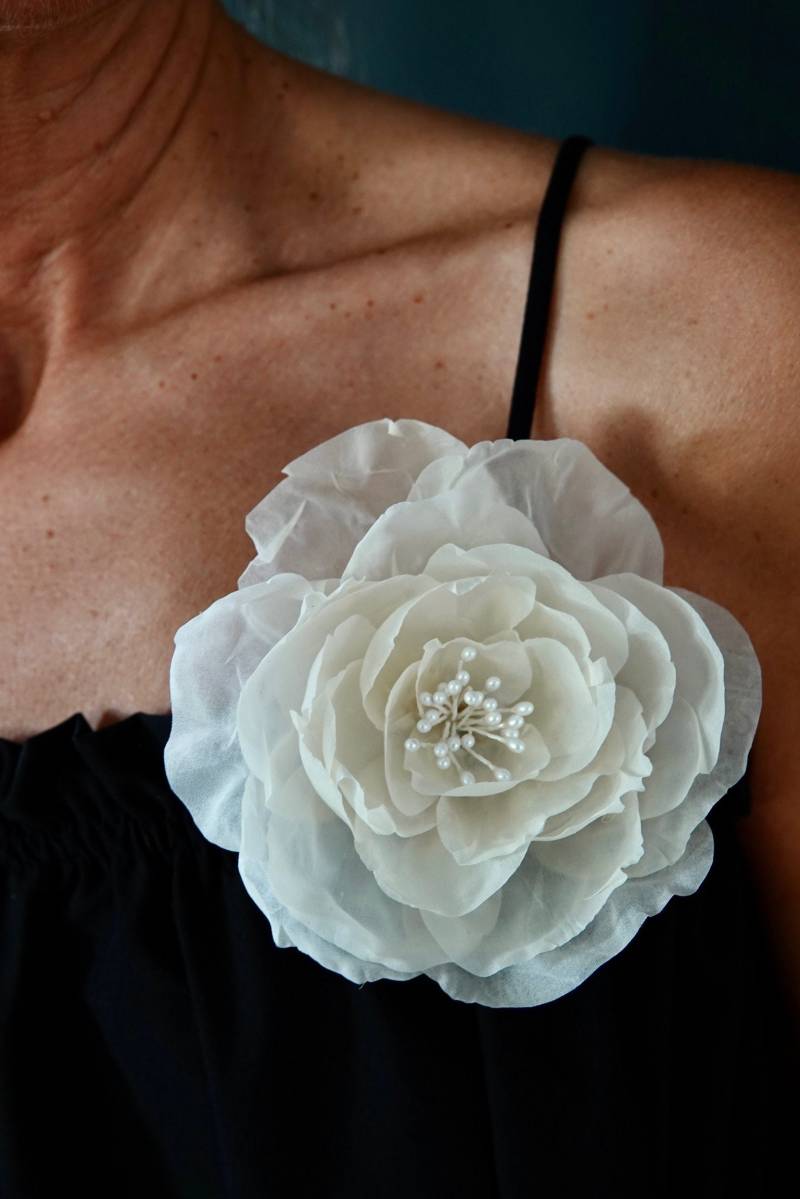 Seidenblumen Brosche. Creme Weiße Farbe. Als Geschenk Verpackt Seidenblumen Brosche. Creme Weiße Farbe. Als Geschenk Verpackt von FloraisonEL