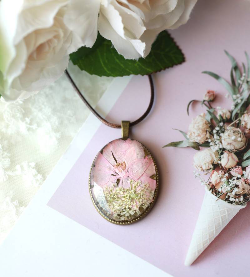 Gepresste Soft Pink Rittersporn Blumen Harz Halskette | Getrocknete Floral Oval Anhänger Lange Geschenk Für Sie Gepresste Soft Pink Rittersporn Blumen Harz Halskette | Getrocknete Floral Oval Anhänger Lange Geschenk Für Sie von FloralMemoriesJewel