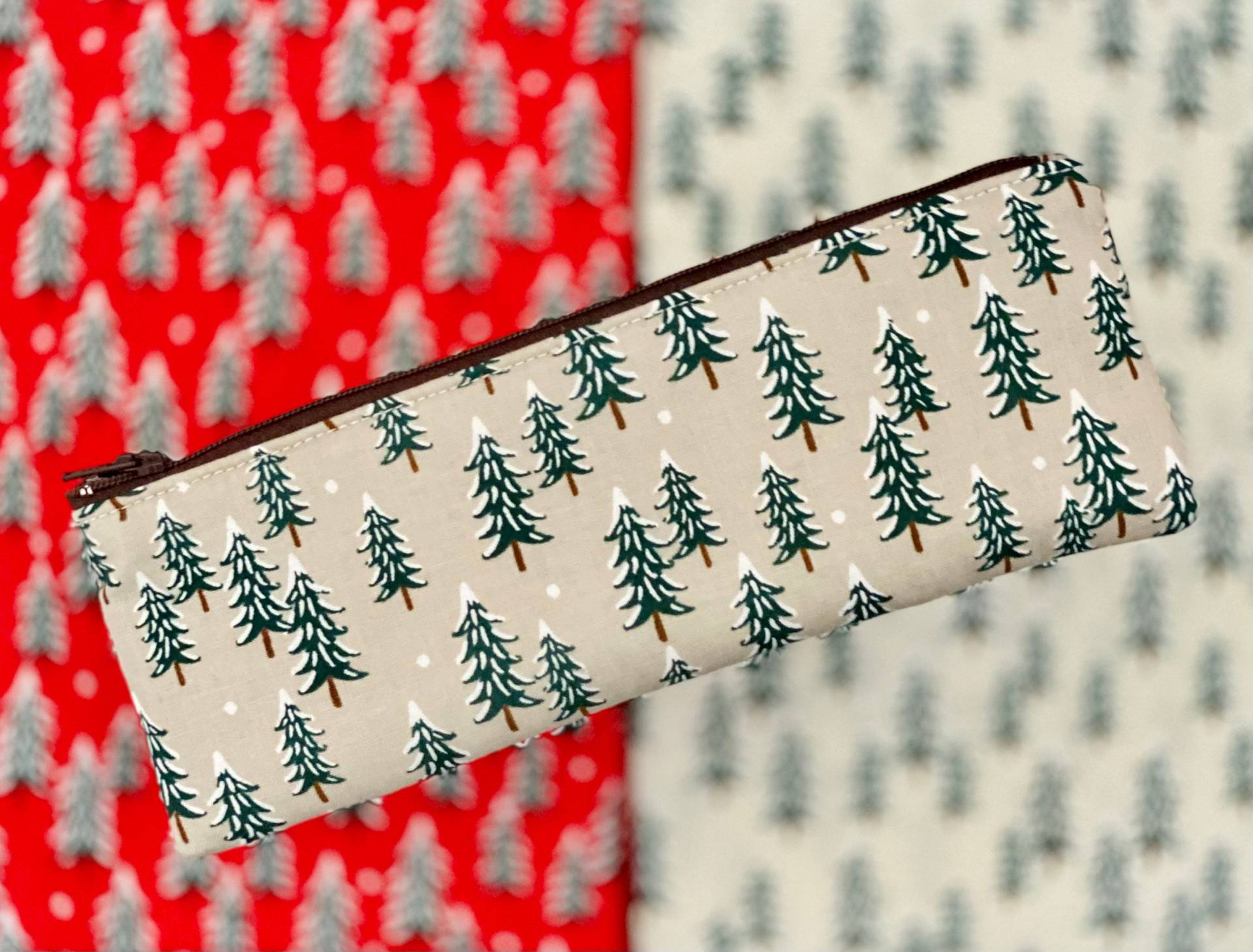 Gewehr Papier Tannenbäume Leinen | Beige/Rot Oder Silber Druck Reißverschluss Urlaub Weihnachten Bleistiftbeutel | 8, 5 X 3 In von Floralandleaves