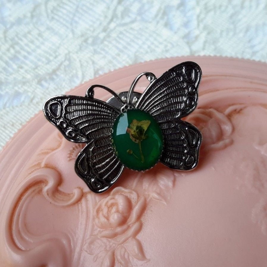 Echte Gepresste Blume in Grün Lucite Schmetterling Brosche Pin Echte Gepresste Blume in Grün Lucite Schmetterling Brosche Pin von FlorasFollyVintage