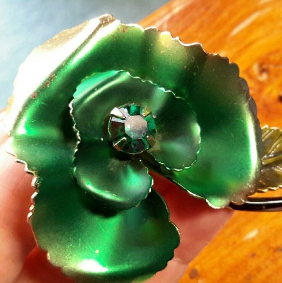 Kelly Green Metall Emaille Strass Blumen Brosche Pin Kelly Green Metall Emaille Strass Blumen Brosche Pin von FlorasFollyVintage