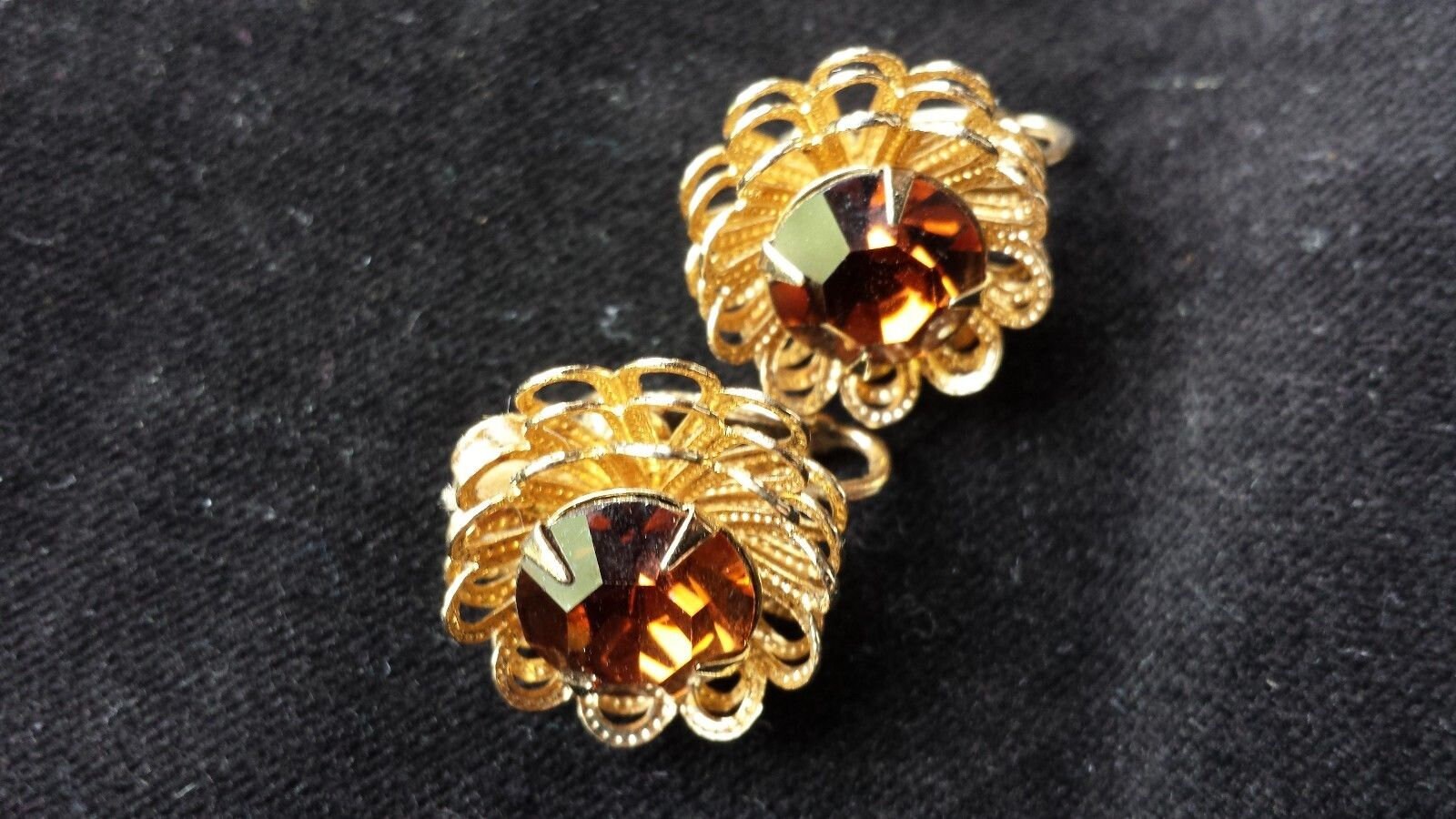 Signiert Sarah Coventry Ringelgold Topas Strass Ohrclips Signiert Sarah Coventry Ringelgold Topas Strass Ohrclips von FlorasFollyVintage