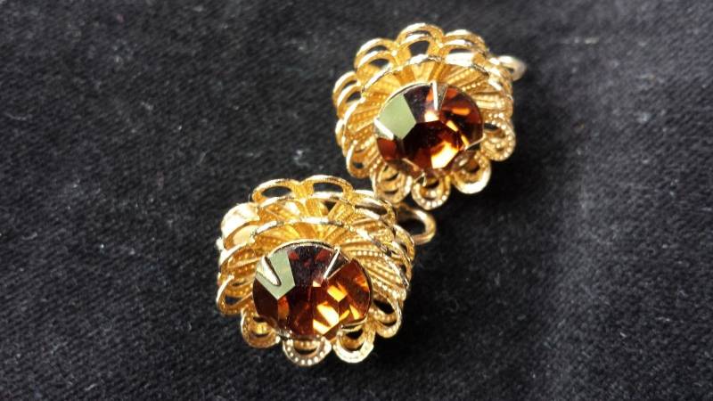 Signiert Sarah Coventry Ringelgold Topas Strass Ohrclips Signiert Sarah Coventry Ringelgold Topas Strass Ohrclips von FlorasFollyVintage